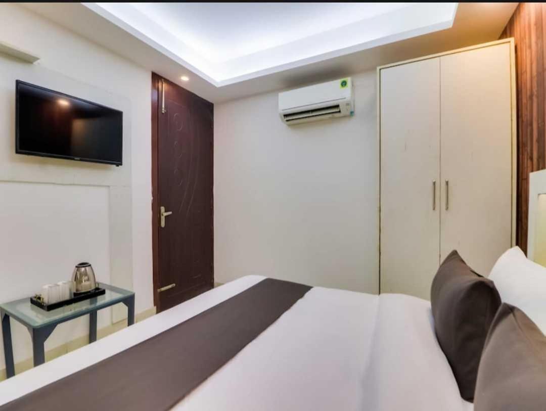 Airport Plazzo Hotel Új-Delhi Kültér fotó