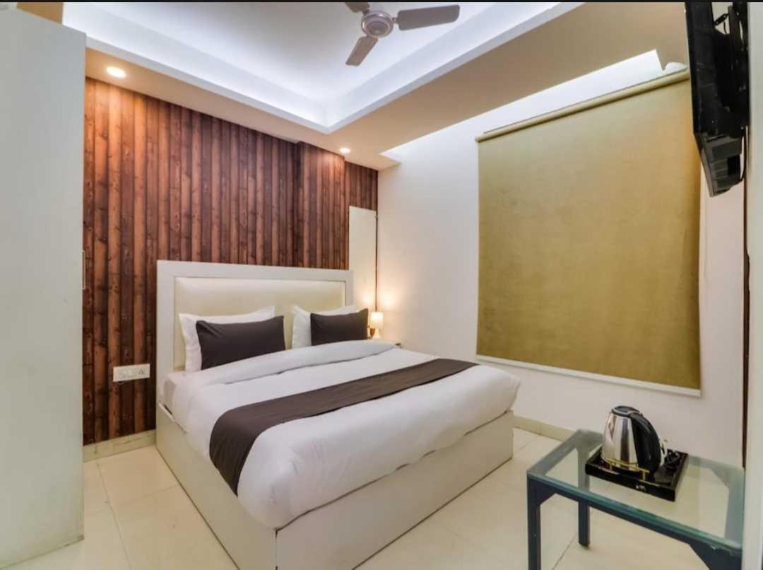 Airport Plazzo Hotel Új-Delhi Kültér fotó