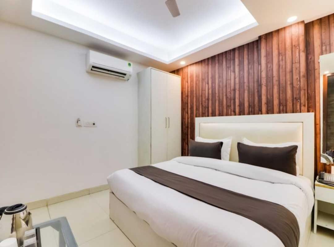 Airport Plazzo Hotel Új-Delhi Kültér fotó