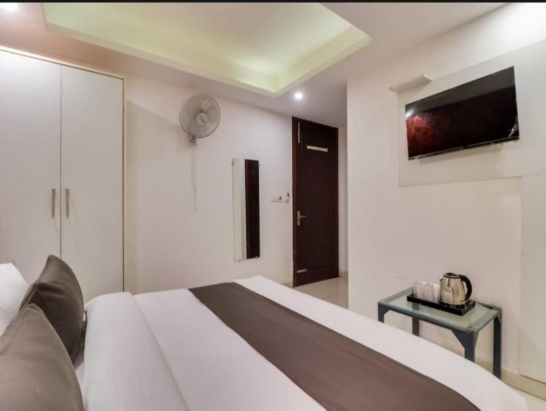 Airport Plazzo Hotel Új-Delhi Kültér fotó